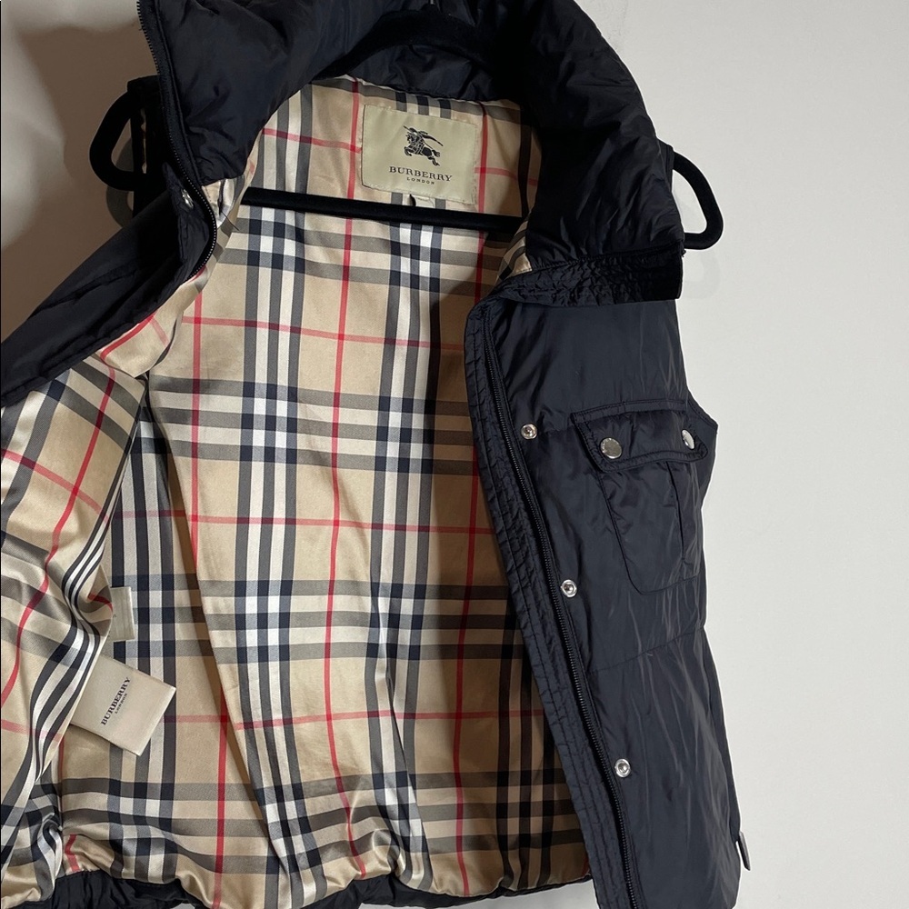 Burberry | Women’s Black Kelsea Puffer Vest Nova Check Lining Size Small - Picture 8 of 8